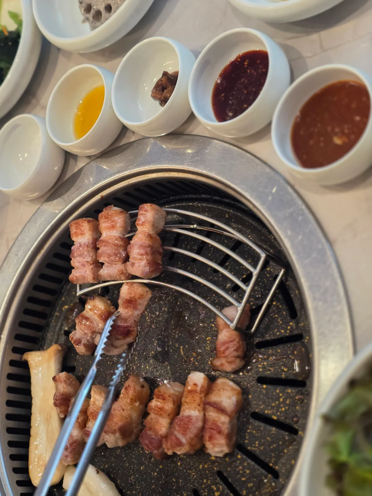 鉄板で焼けた豚バラ肉