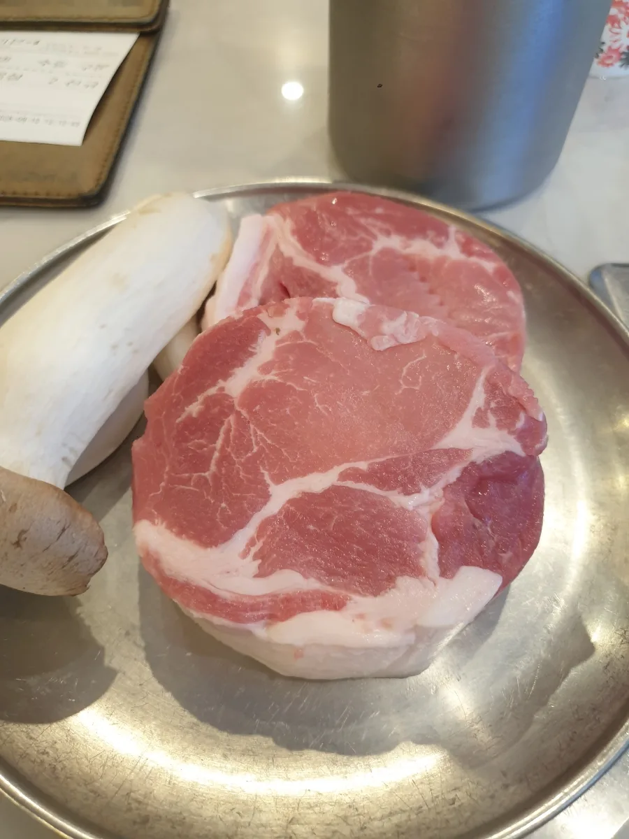 エリンギを添えた厚切りの豚肩ロース