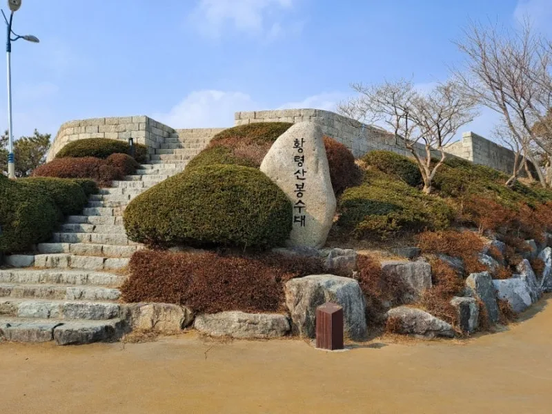 荒嶺山烽燧台 — 烽燧台へ上がる石段と標石