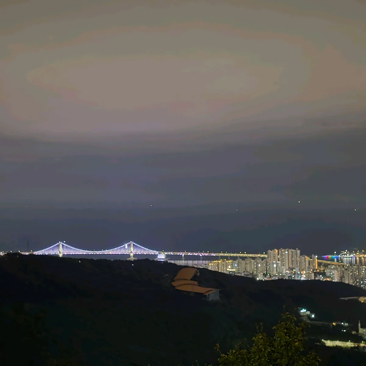 山越しに望む広安大橋の夜景
