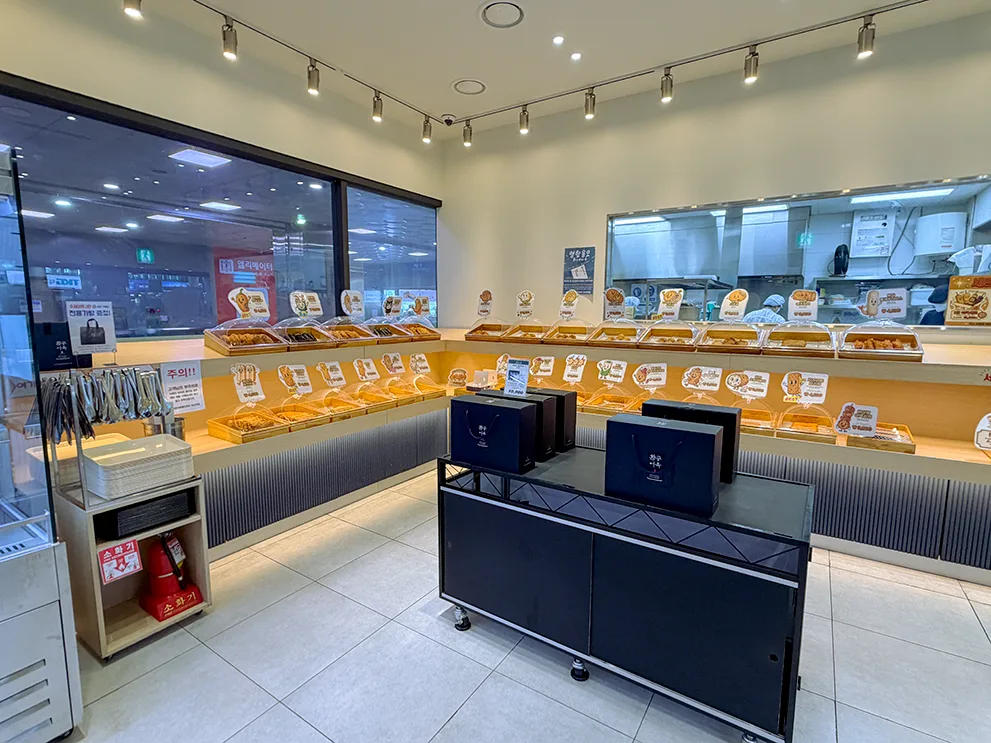 ファンゴンオムク 釜山駅店 — オムクが並ぶ店内の売り場