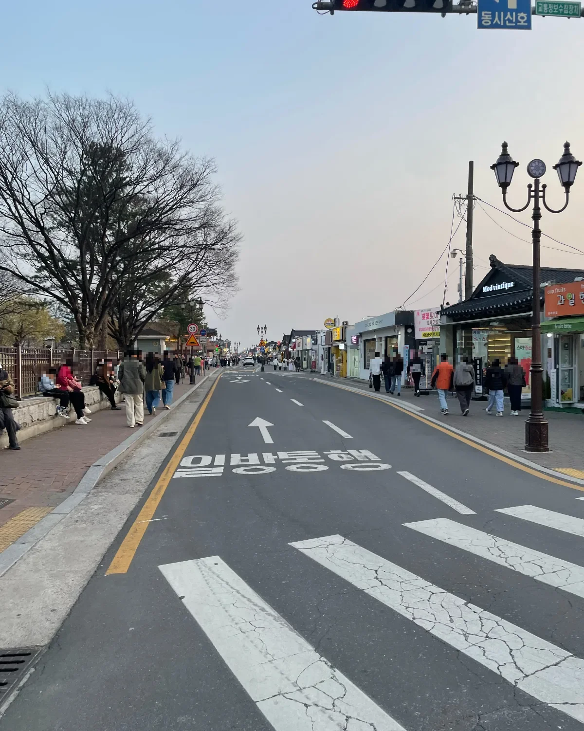 車道と歩道が続く通り