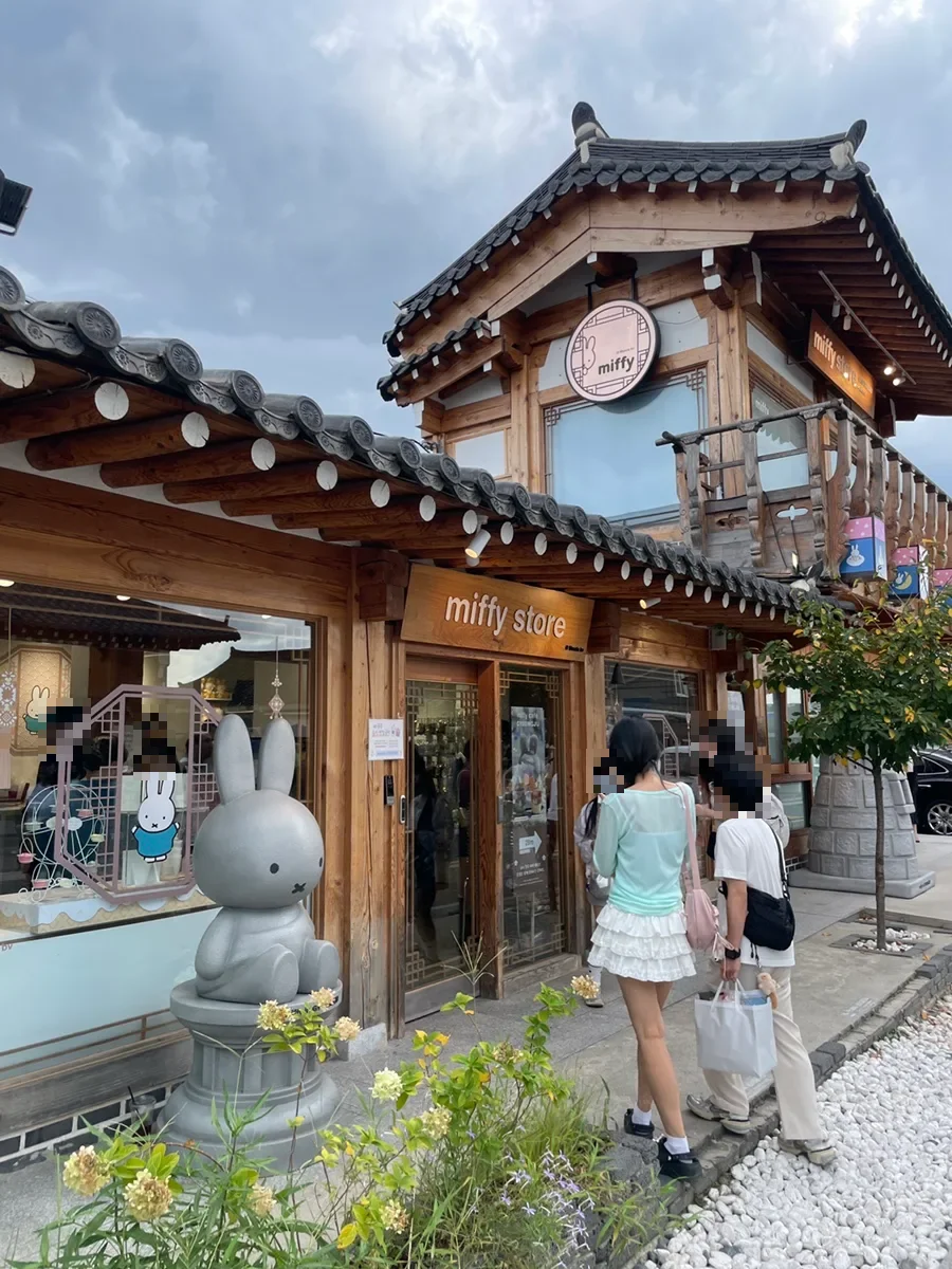 皇理団キル — 韓屋のミッフィー店と像