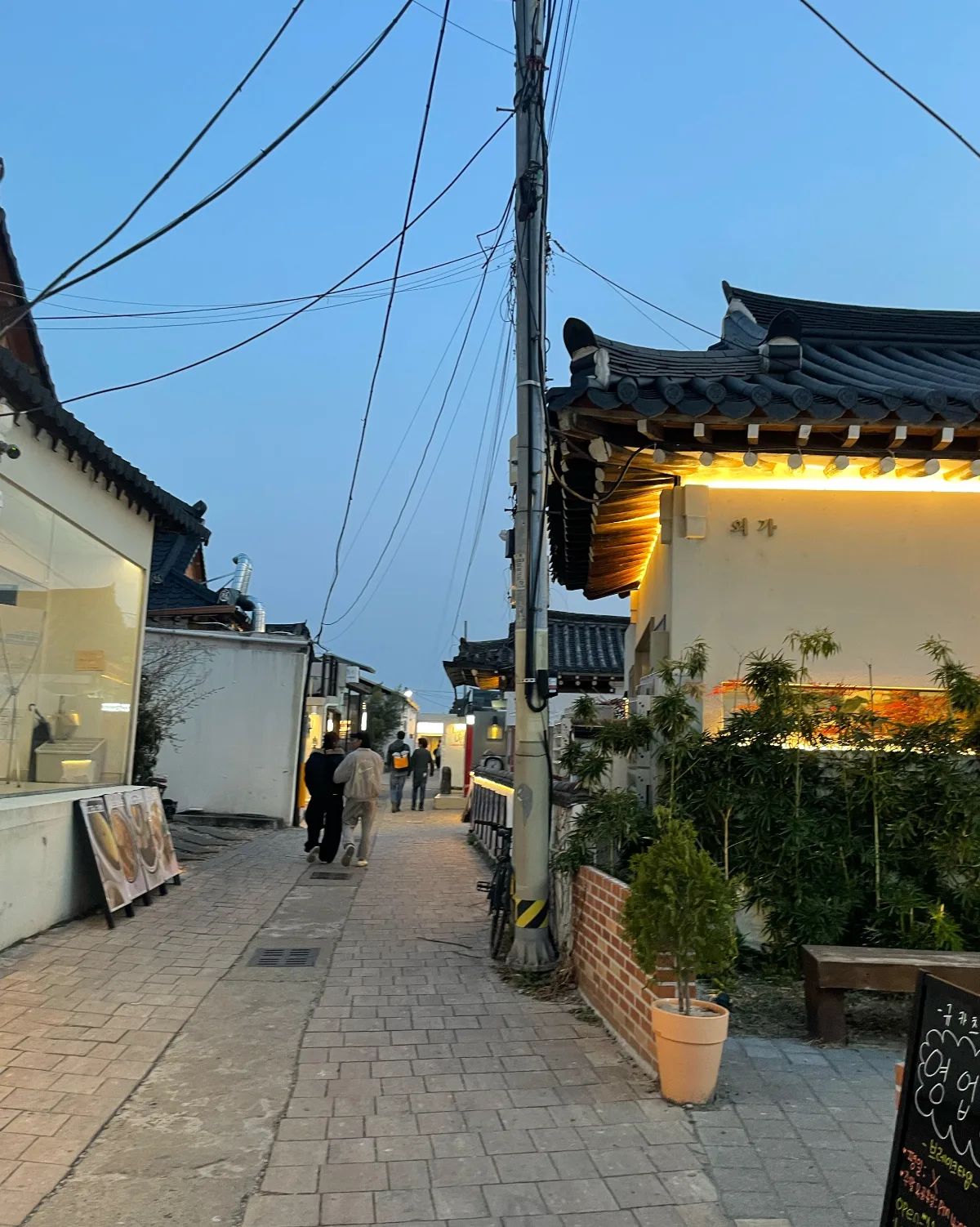 皇理団キル — 夕暮れに明かりが灯る路地