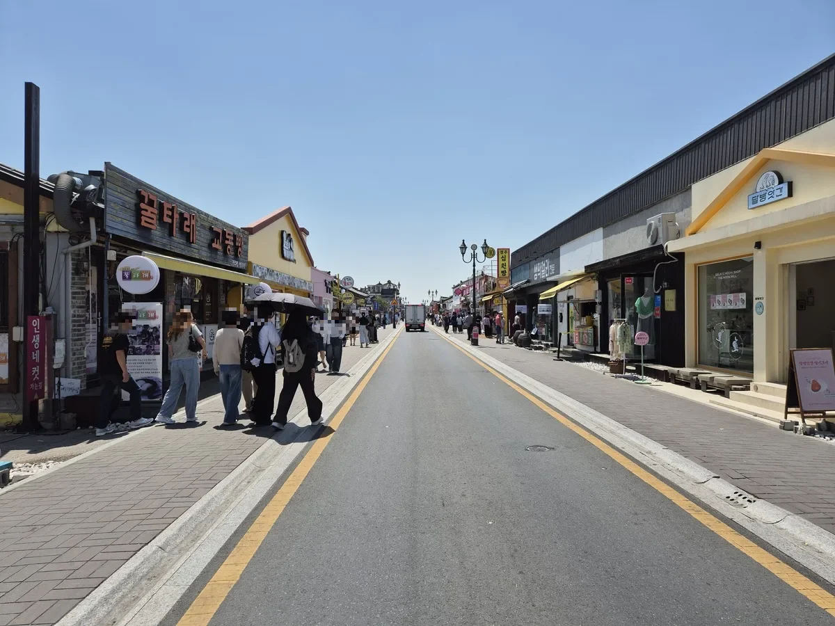 低い店が続くまっすぐな道