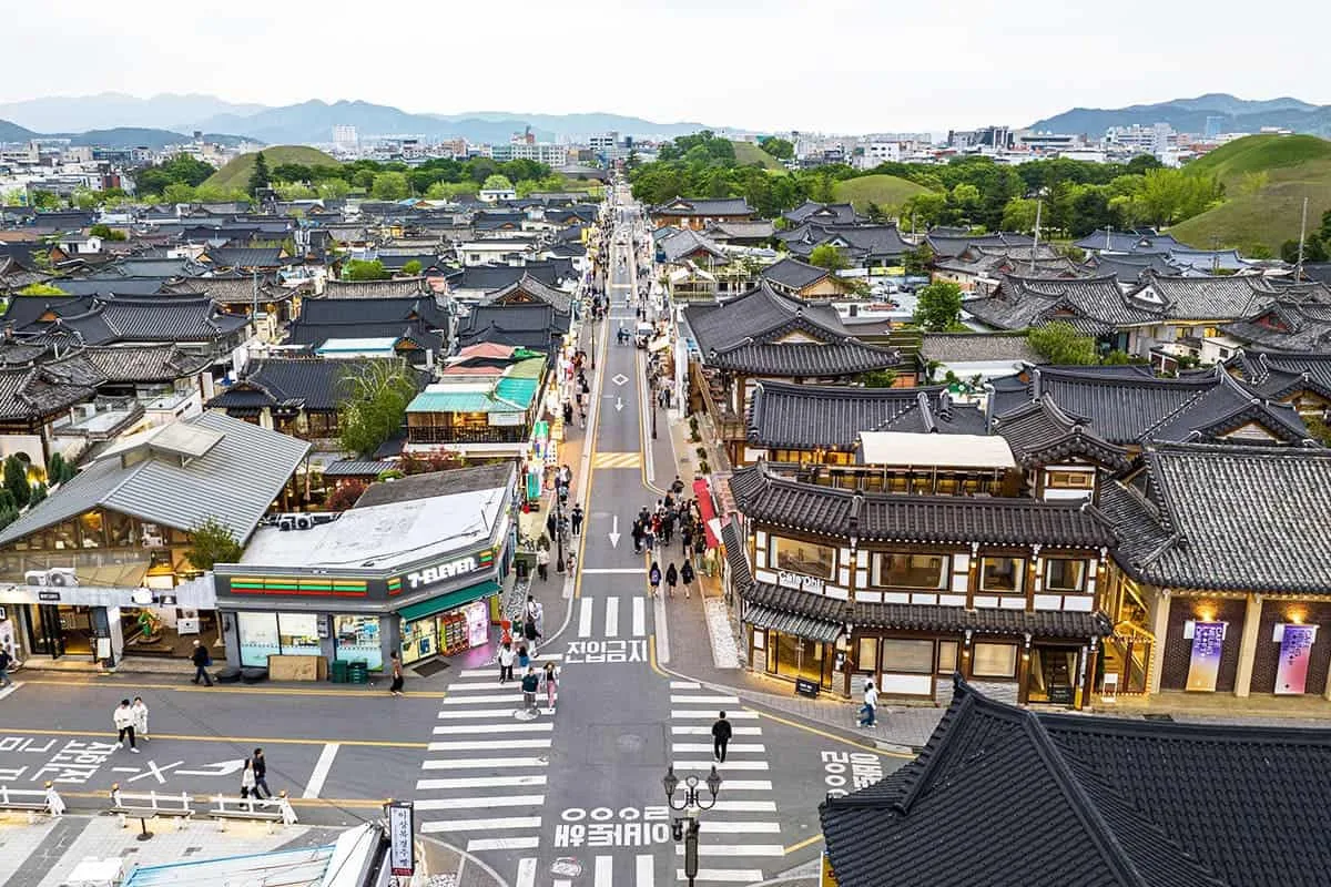 皇理団キル — 瓦屋根と古墳が広がる街並み