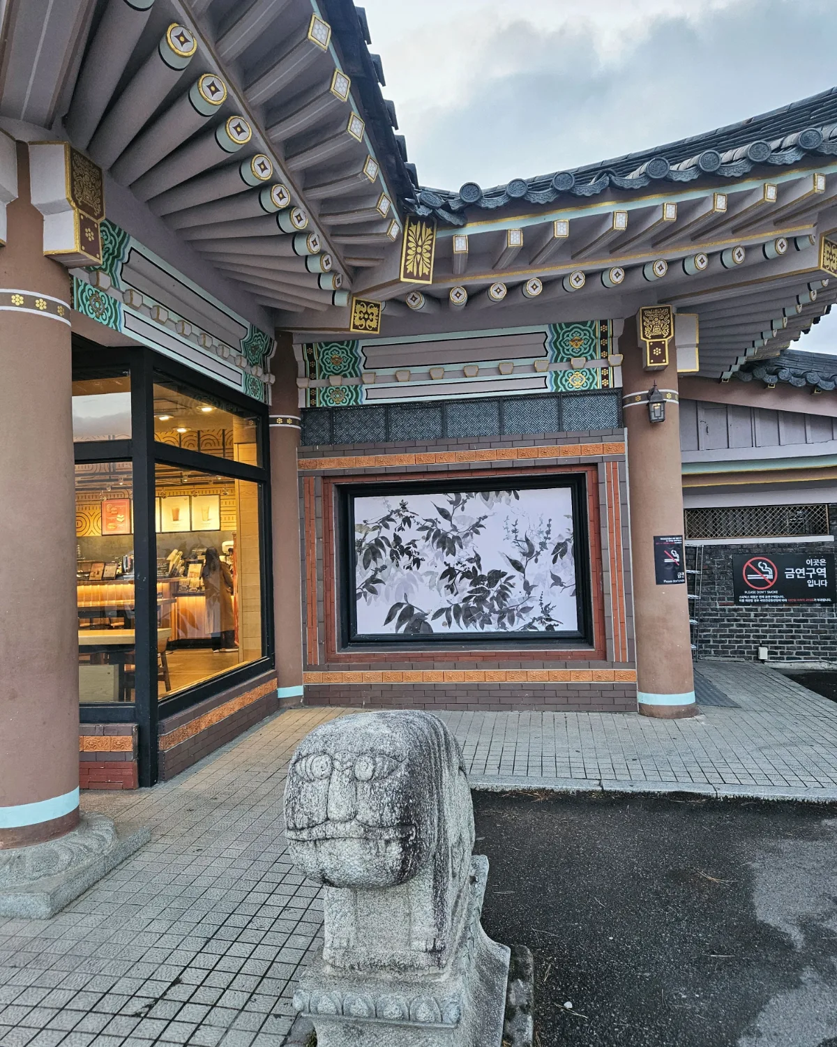 皇理団キル — 彩色された軒下と石像