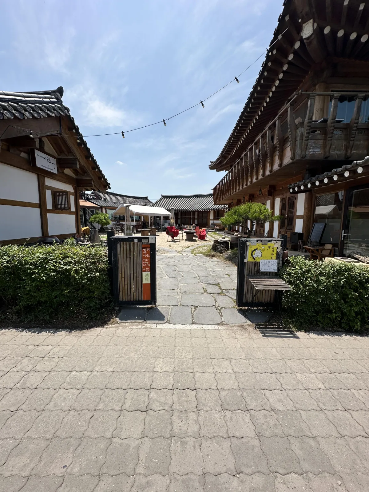 韓屋が向かい合う石畳の小道
