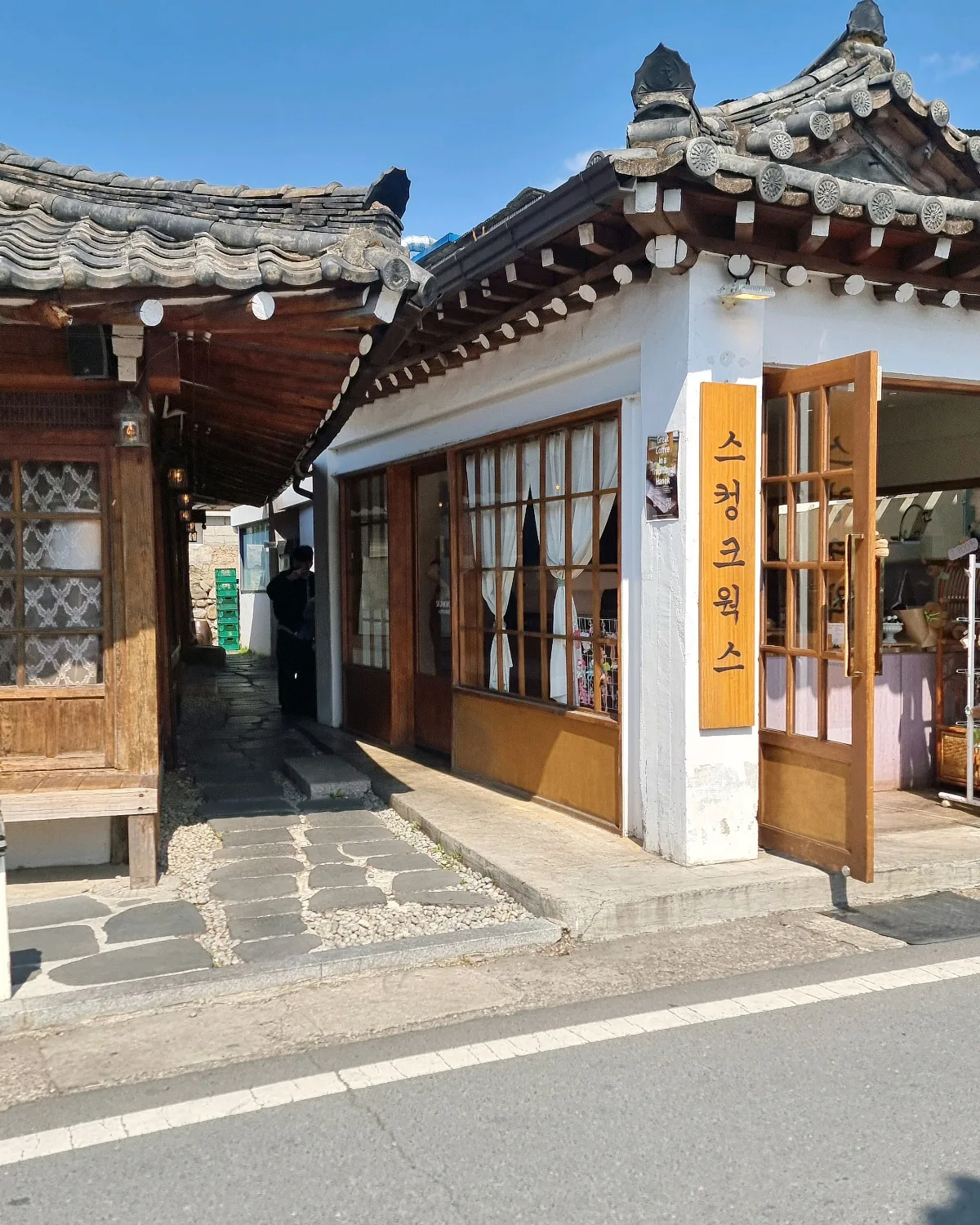 皇理団キル — 韓屋を生かした角の店