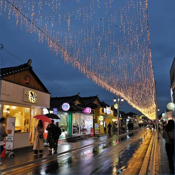 皇理団キル — 雨の夜、電飾が灯る通り