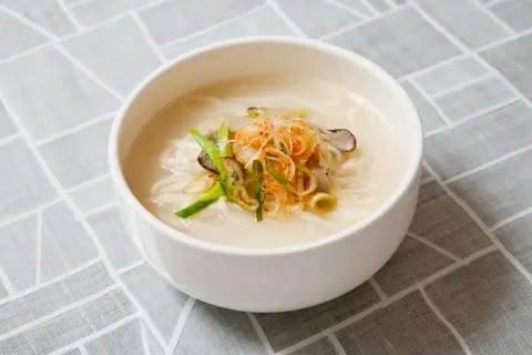 黄生家カルグクス 本店