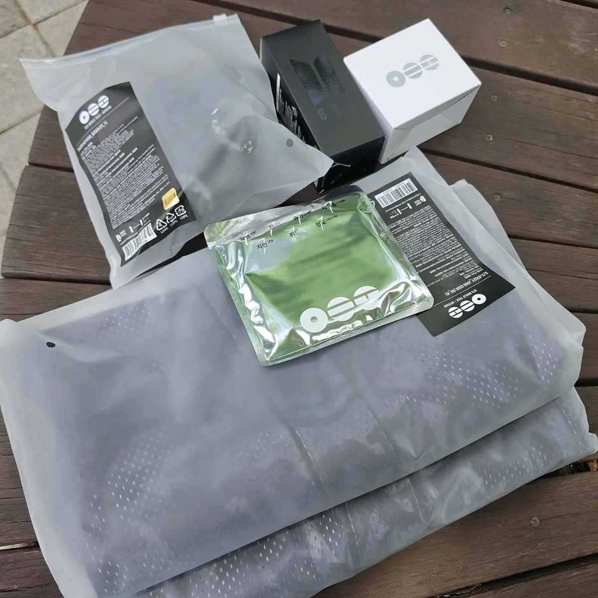 木のテーブルに並べた袋入りグッズ