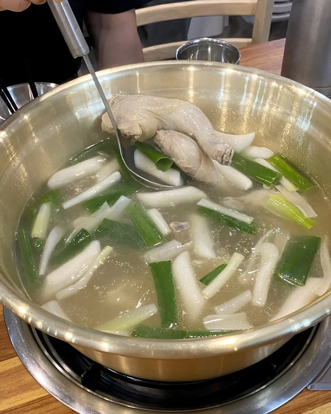 大きな鶏肉と餅が入った鍋