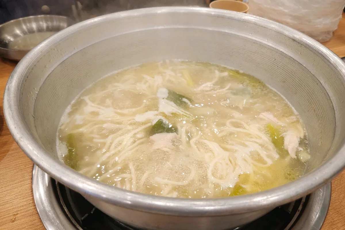 鶏のスープで煮込む麺
