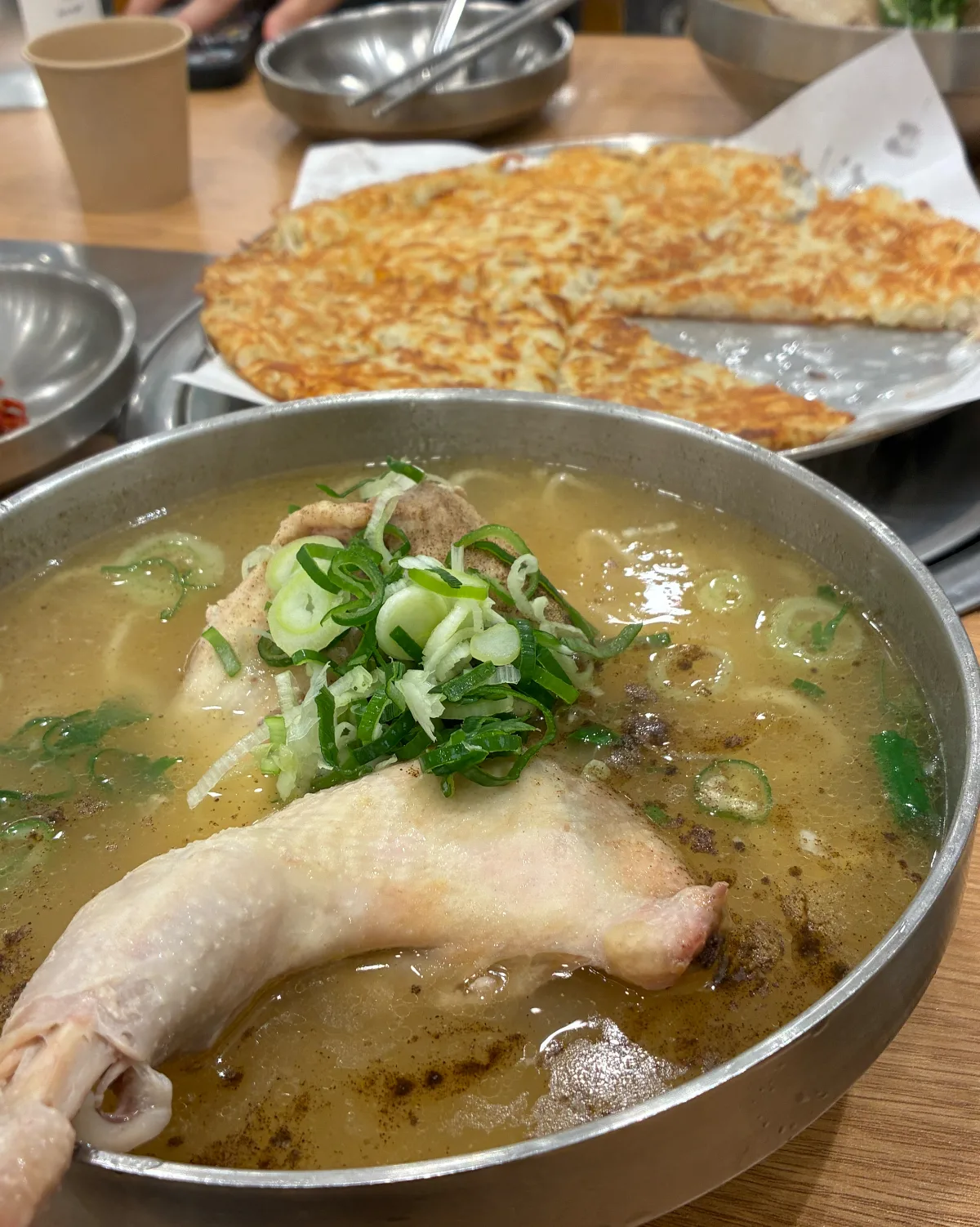 ヒョダム・カルグクス・タッカンマリ 明洞本店 — ねぎをのせた骨付き鶏のスープ