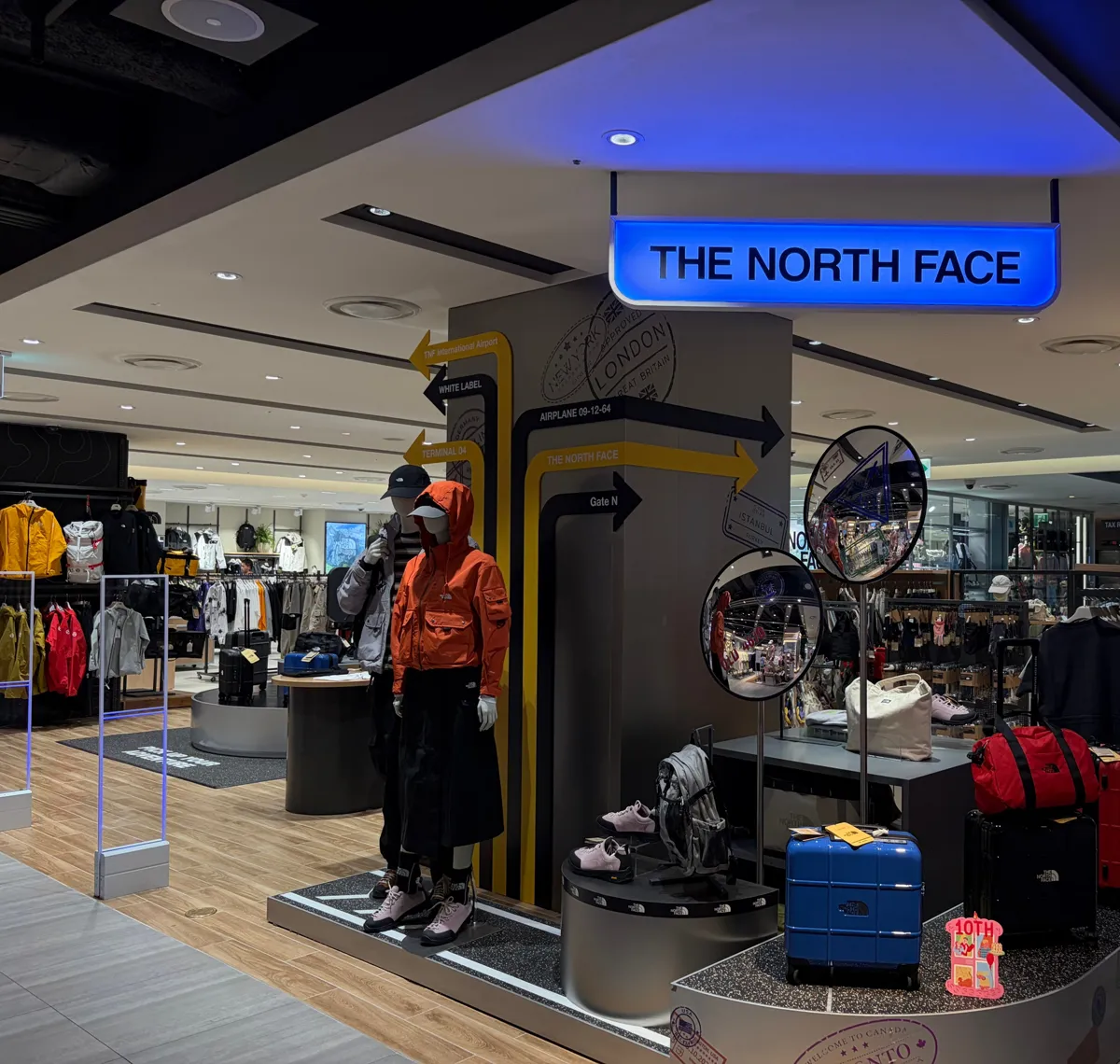 THE NORTH FACEの看板と、WHITE LABELの矢印が描かれた7階の売り場入口