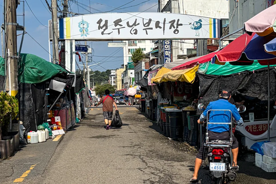 南部市場の看板と露店が並ぶ通り
