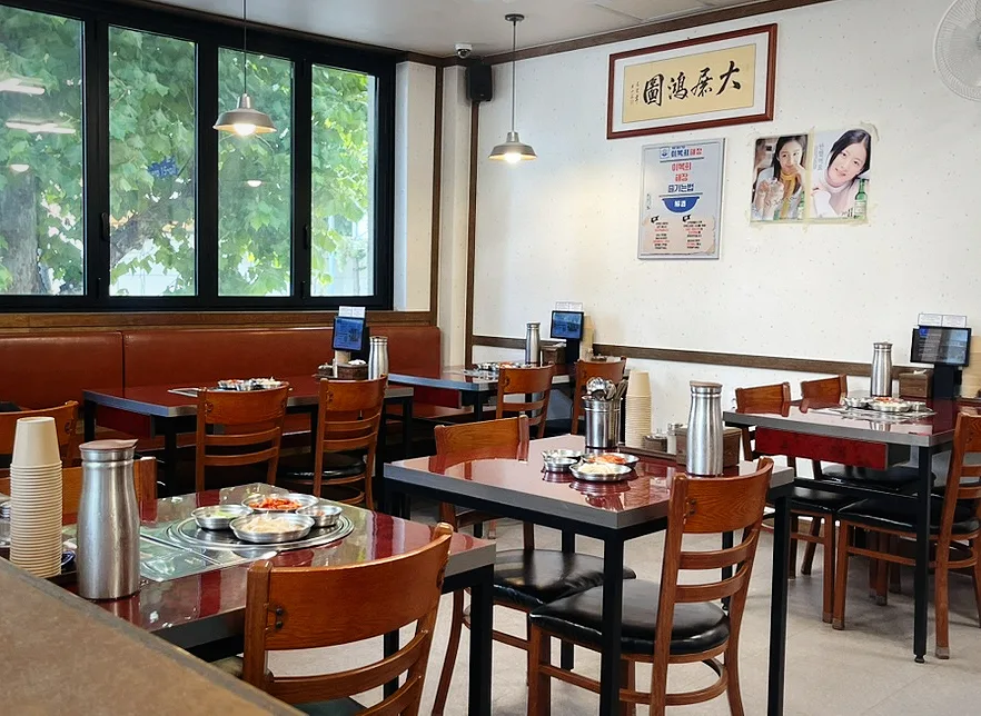 イボクヒヘジャン 鍾路店 — 窓際に並ぶ木製の席