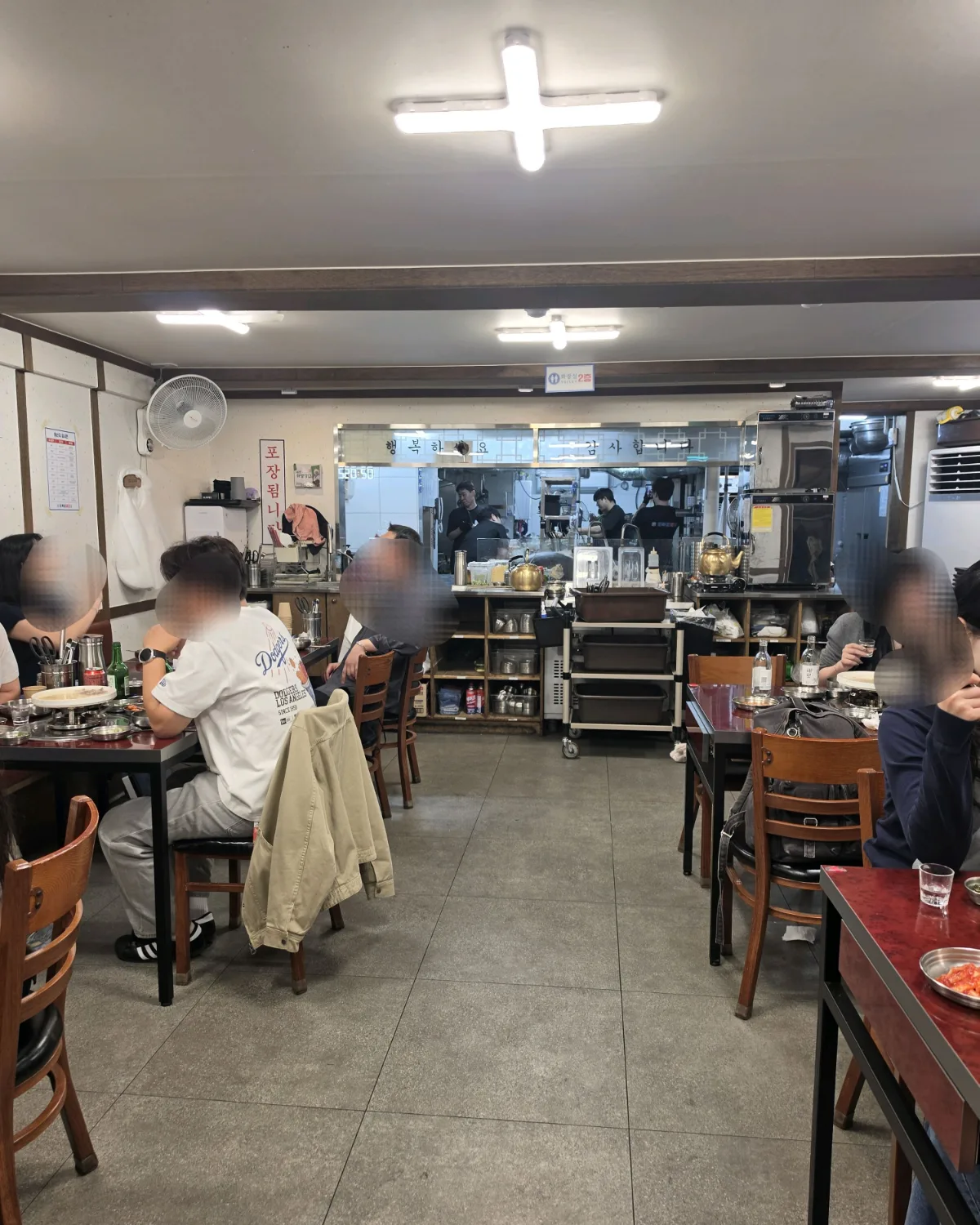 食事客でにぎわう店内
