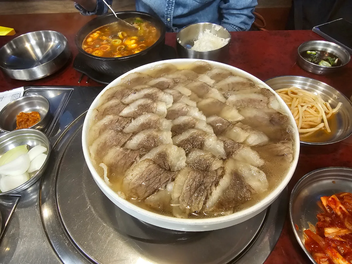 イボクヒヘジャン 鍾路店 — 牛肉が並ぶ大きな鍋