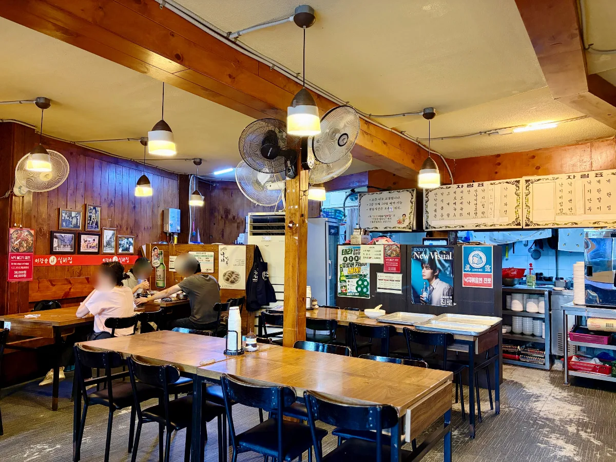 イガンスン・シルビチッ 本店 — 木の柱とテーブルが並ぶ店内