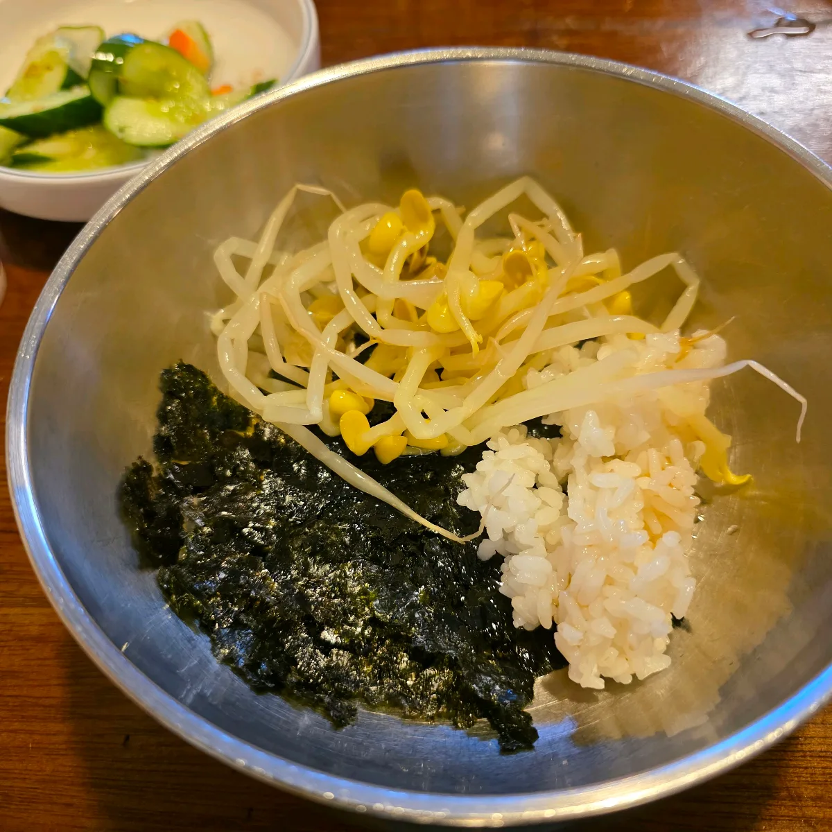 ボウルに入れたご飯と豆もやしと海苔