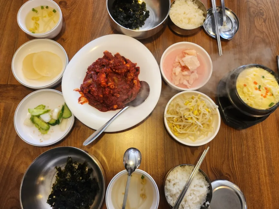 ナクチポックムとケランチム、おかずが並ぶ食卓