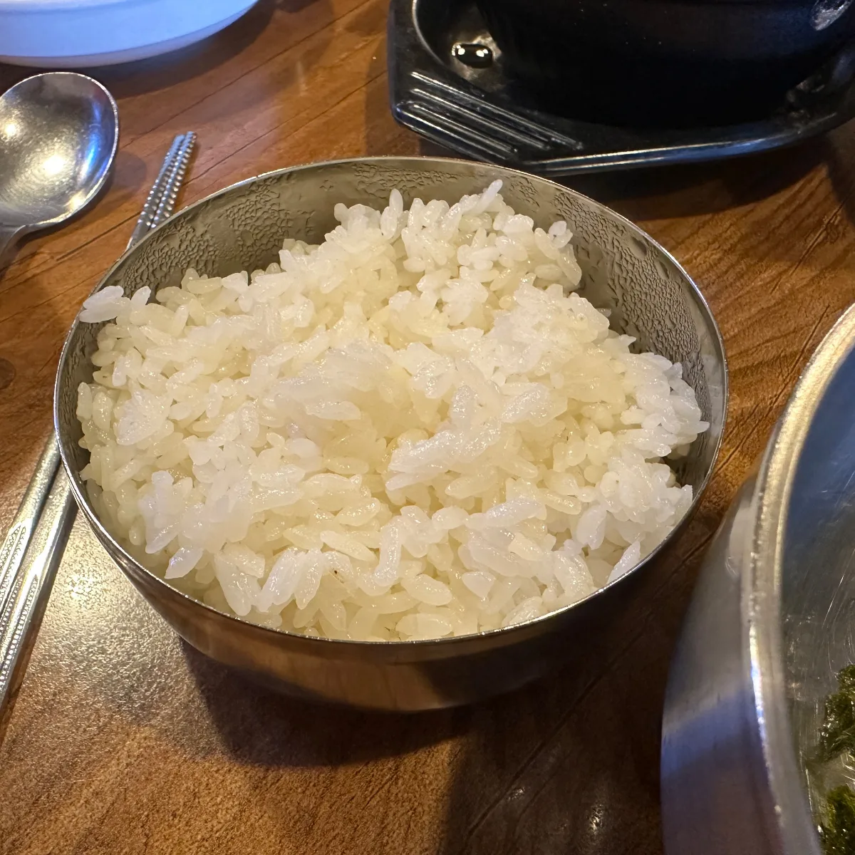 金属の器に盛られた白ご飯