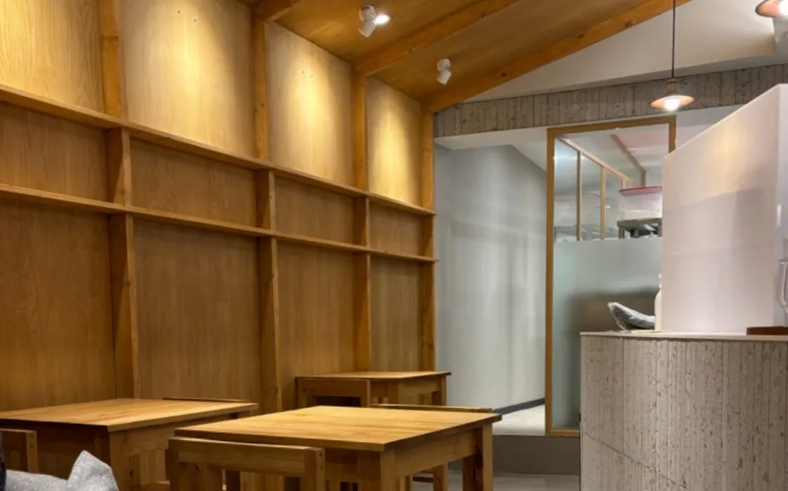イルホダンパッ — 木のテーブルが並ぶ店内