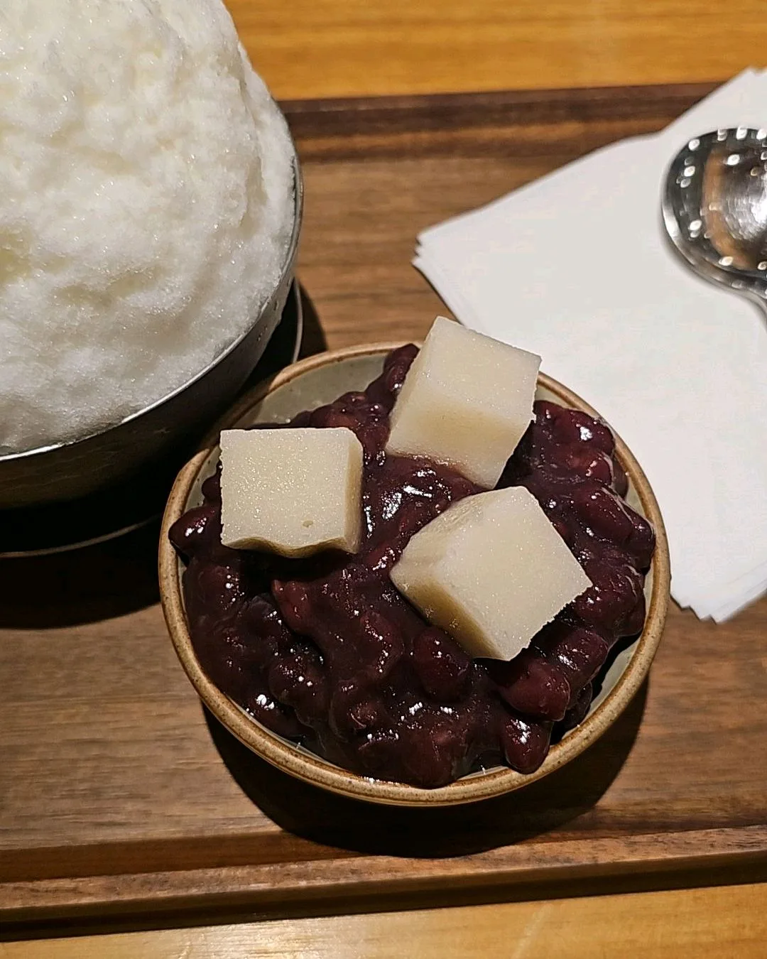 氷に添えられた小豆と餅
