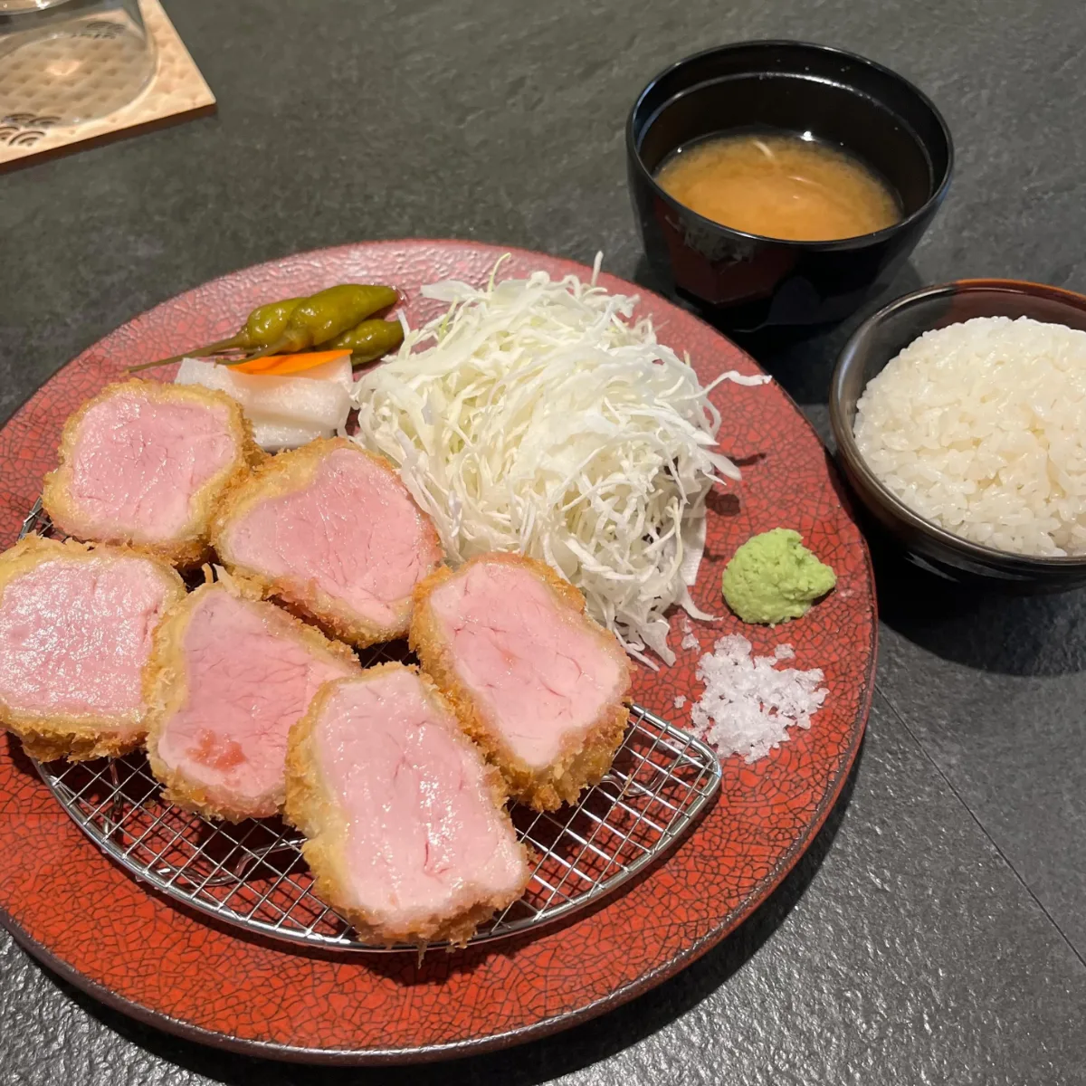 丸く切ったカツとご飯の定食