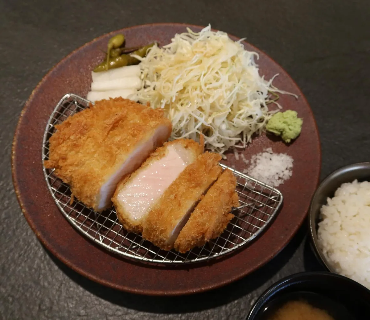厚切りロースカツと千切りキャベツ