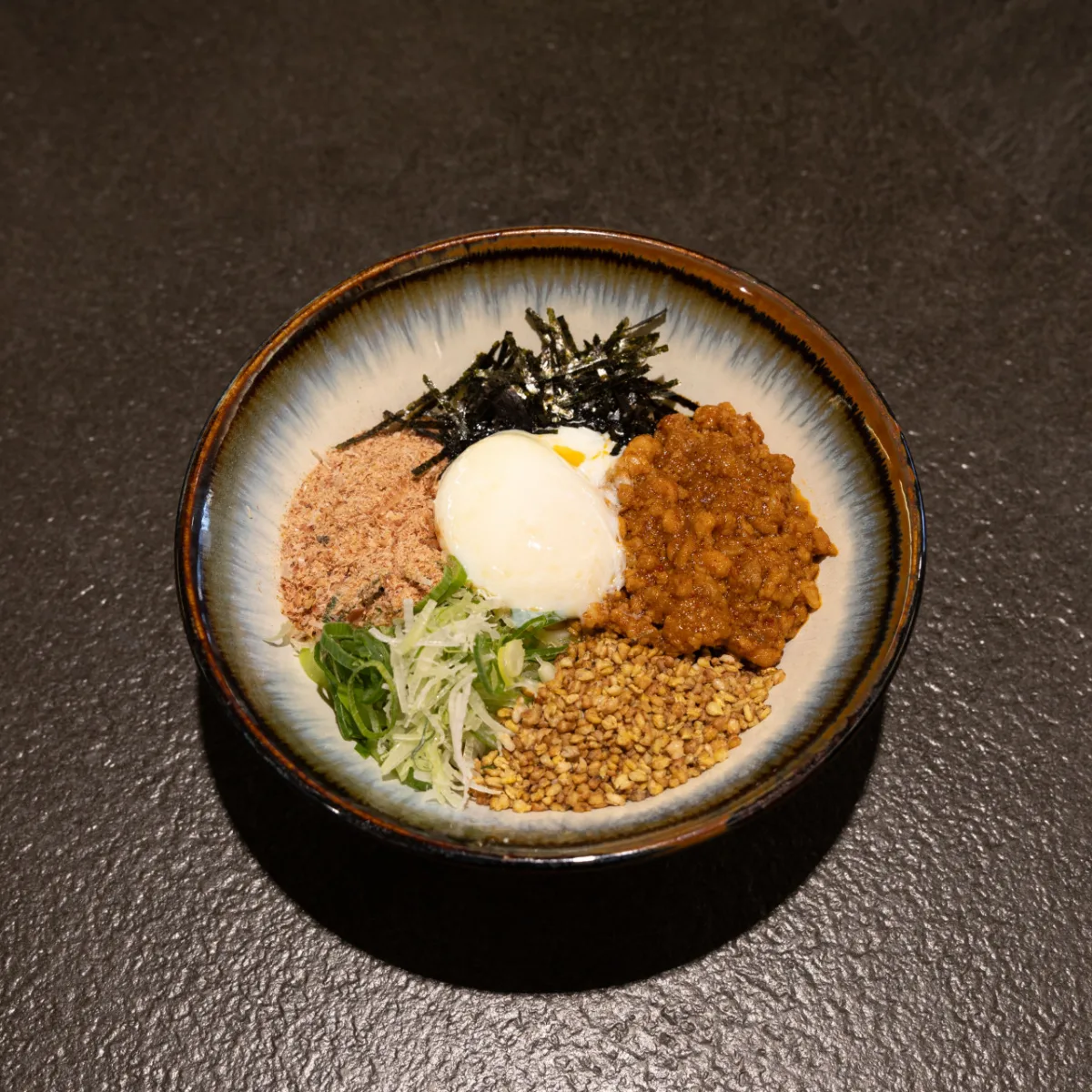 かつお節や卵をのせた混ぜ麺
