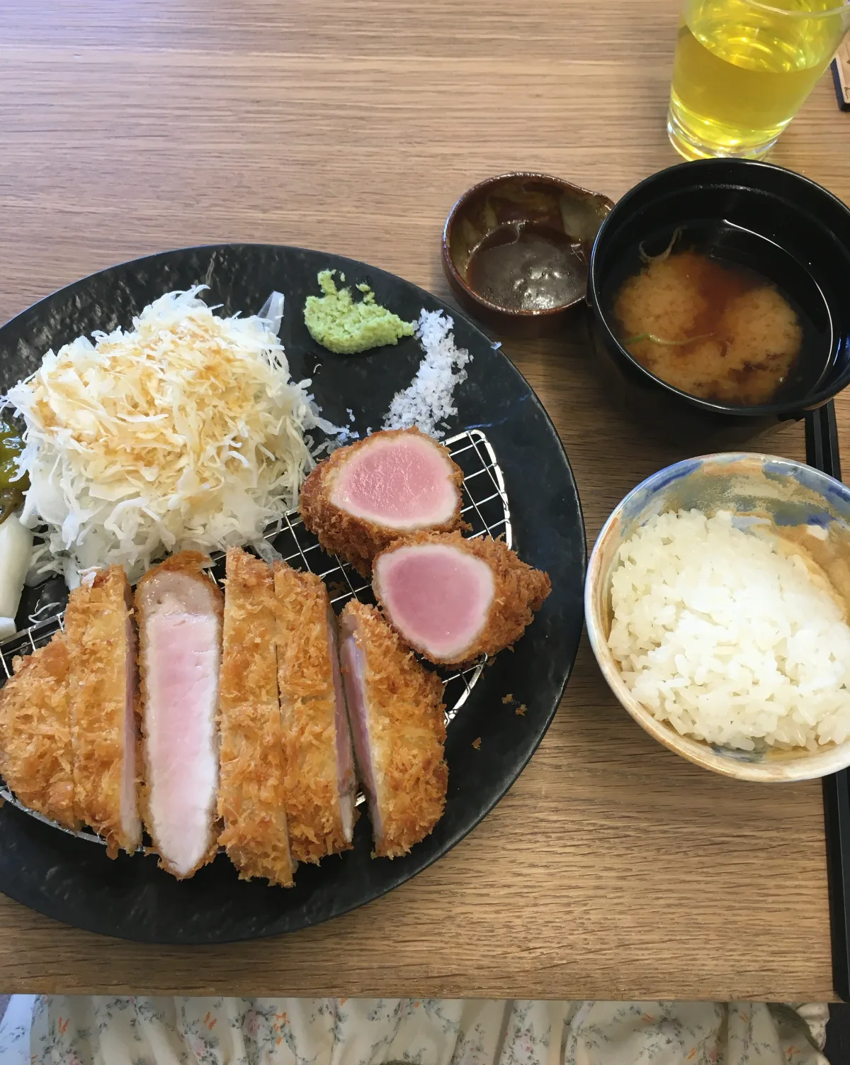 イロルカツ 安国店 — 二種のカツとご飯が並ぶ食卓
