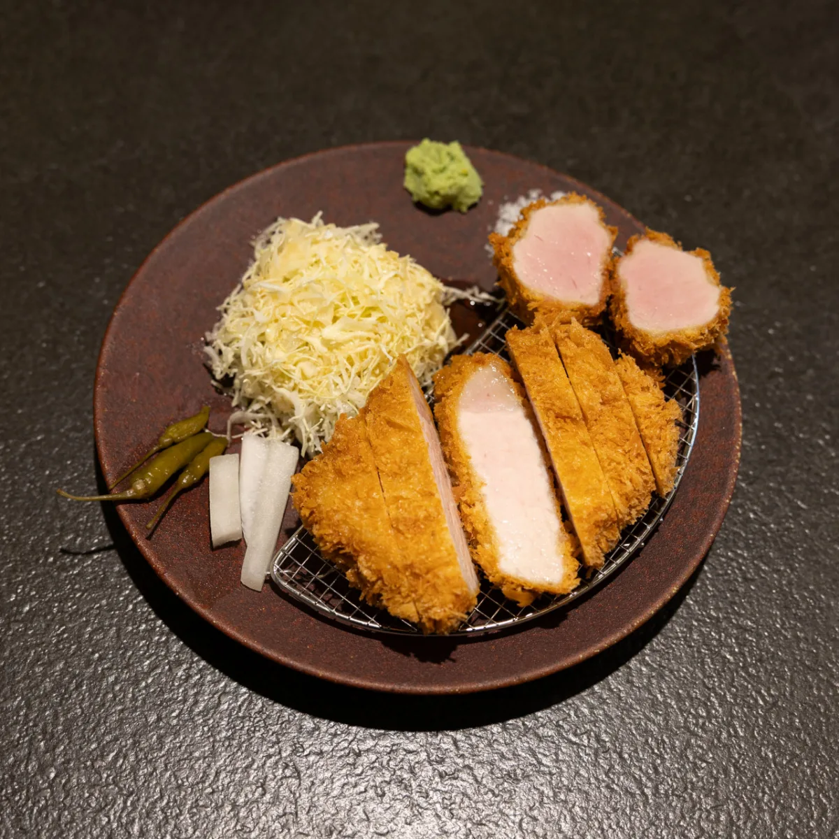 イロルカツ 安国店 — 厚切りカツと千切りキャベツ