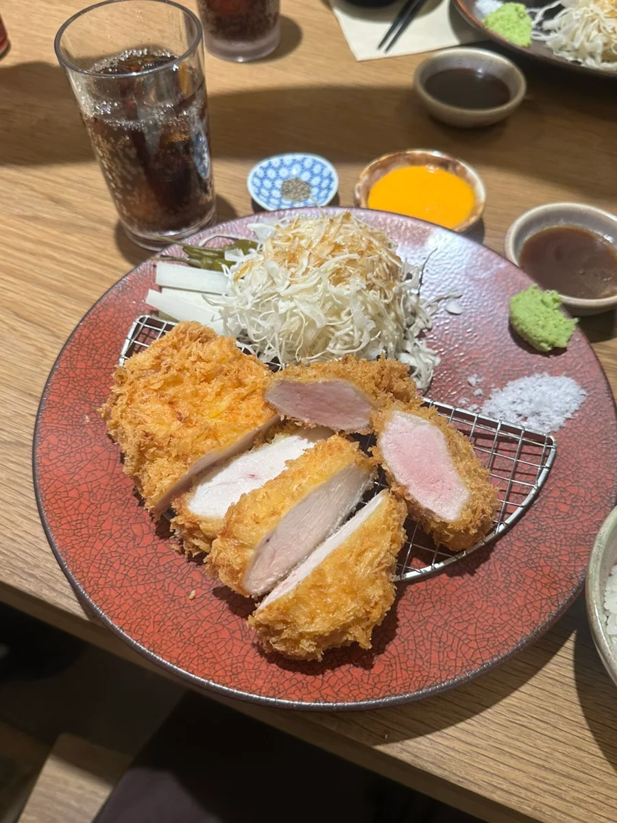 イロルカツ 安国店 — 塩・わさび・ソースを添えたカツ