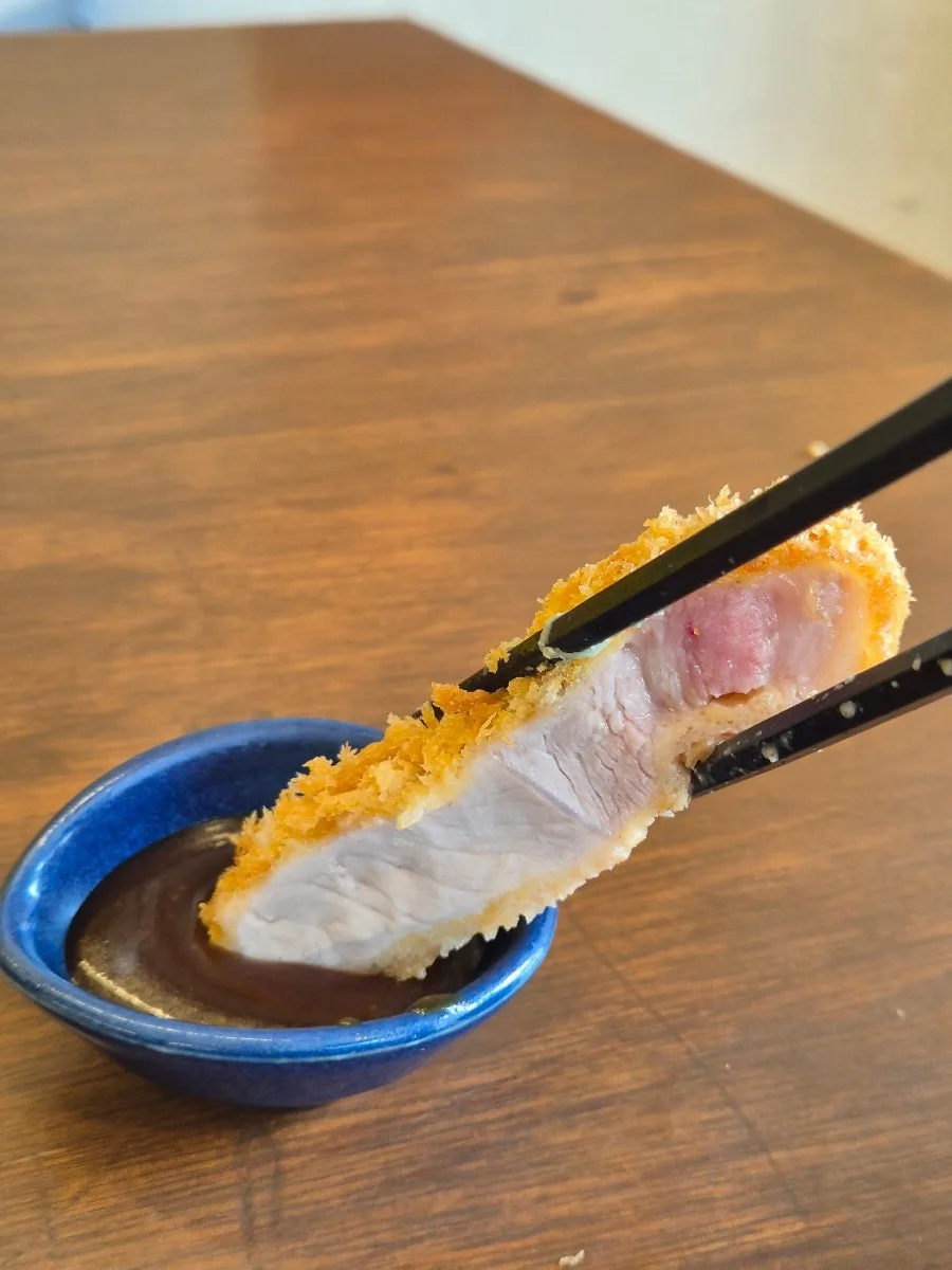 ソースにくぐらせたロースカツ