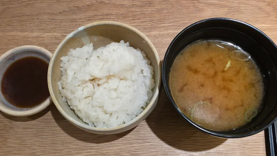 ご飯とみそ汁、ソースの小皿