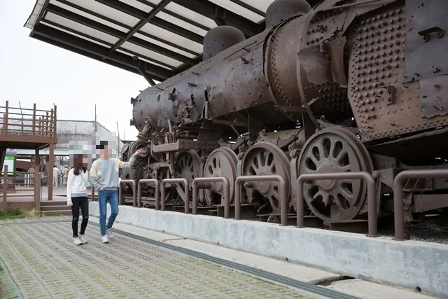 臨津閣 — 保存された蒸気機関車の車輪