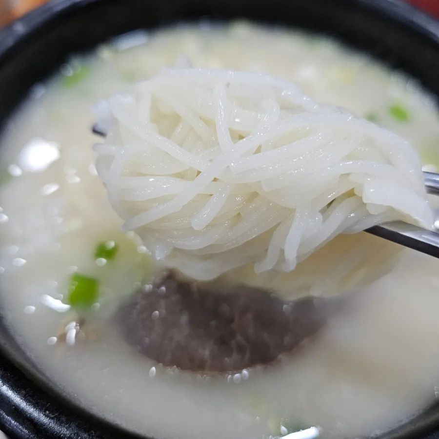 スープからそうめんを持ち上げたところ