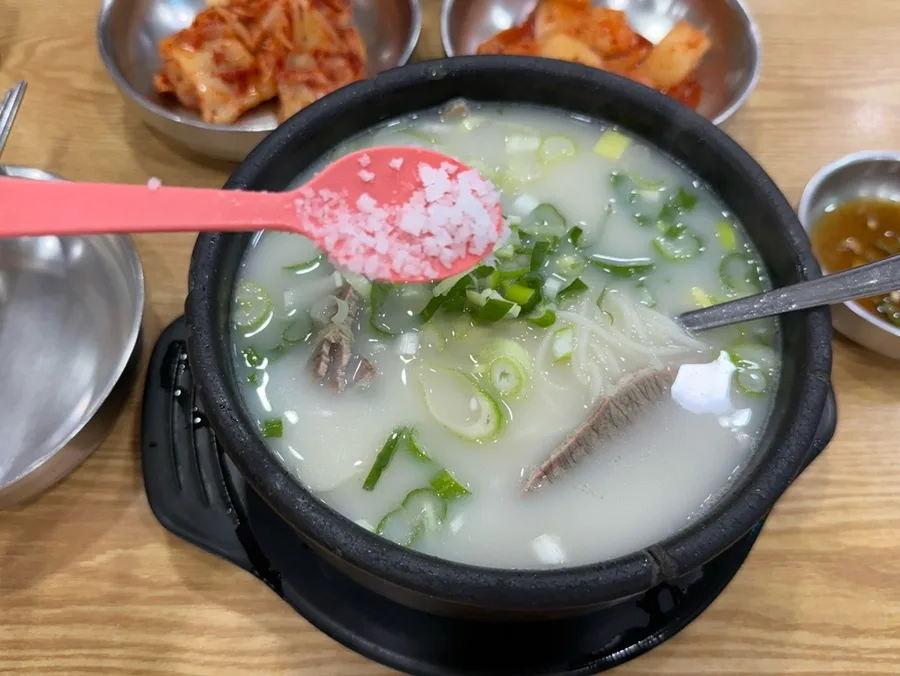 白いスープに塩を入れるところ