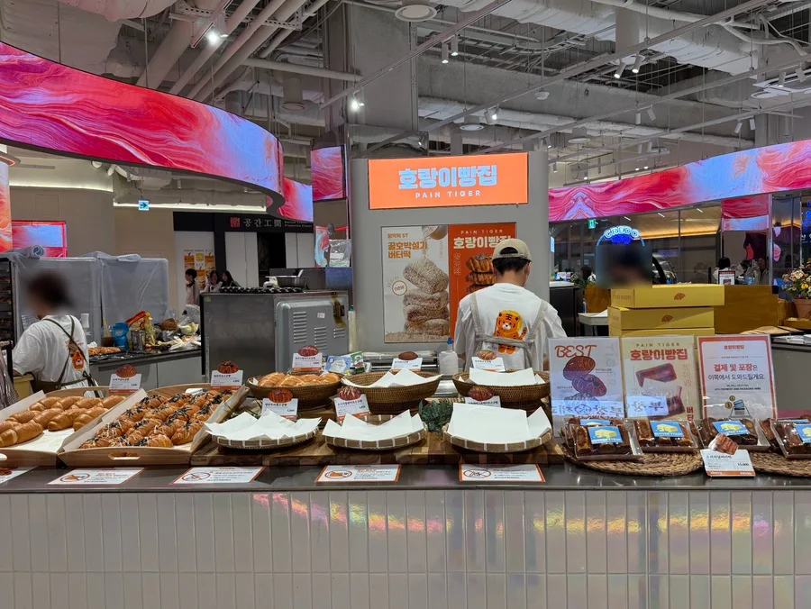 パンが並ぶ館内の売り場