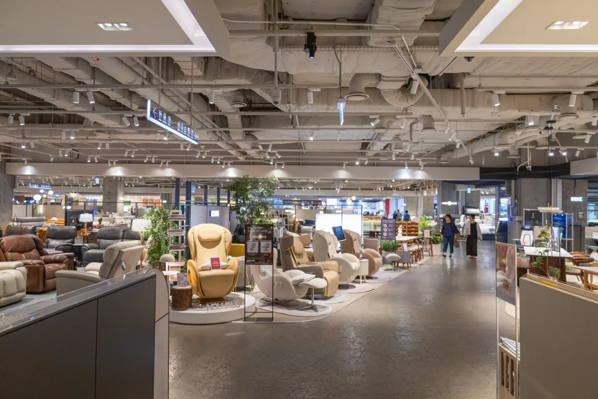アイパークモール 龍山店 — ソファや家具が並ぶ売り場