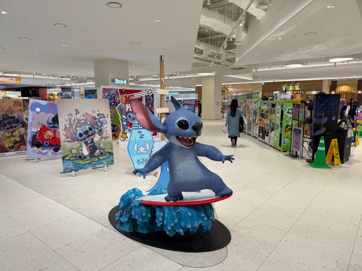 アイパークモール 龍山店 — スティッチの像とキャラクター展示が並ぶ館内