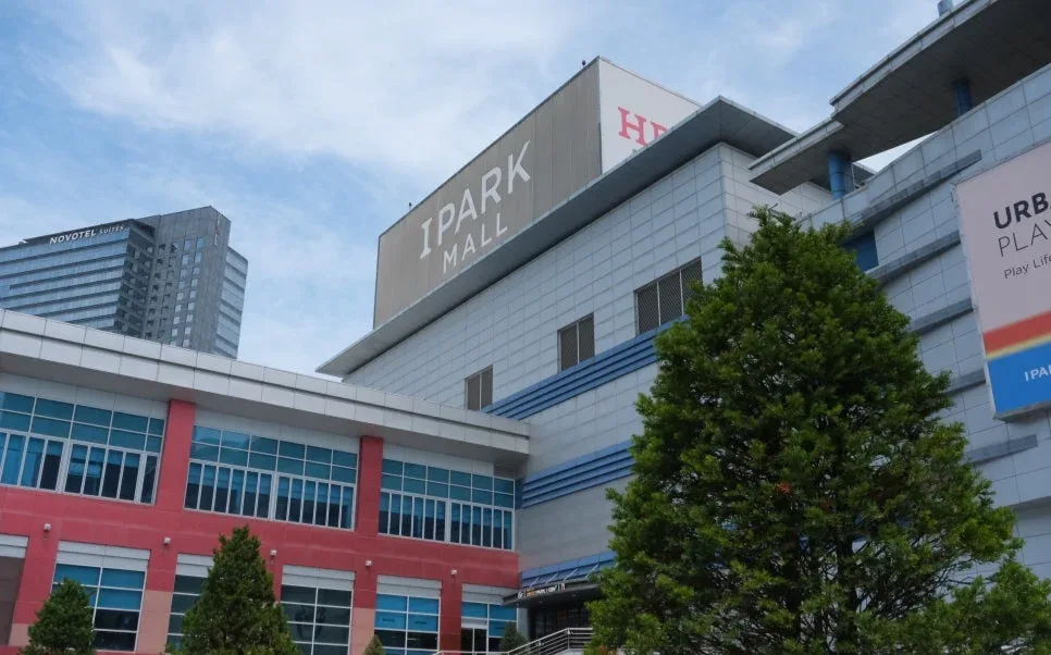 アイパークモール 龍山店 — IPARK MALLのロゴが入った建物