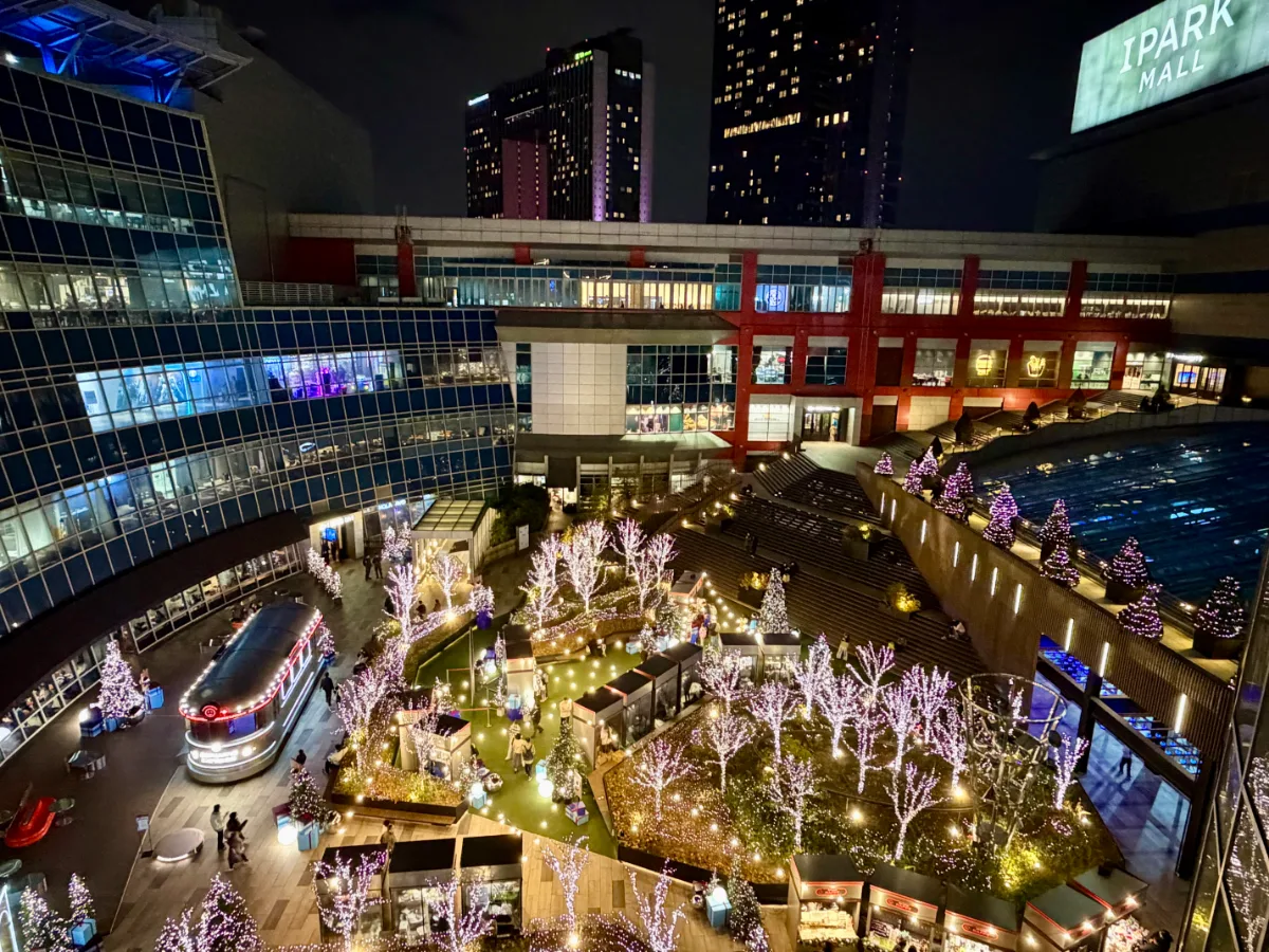 アイパークモール 龍山店 — イルミネーションが灯る屋外庭園の夜景