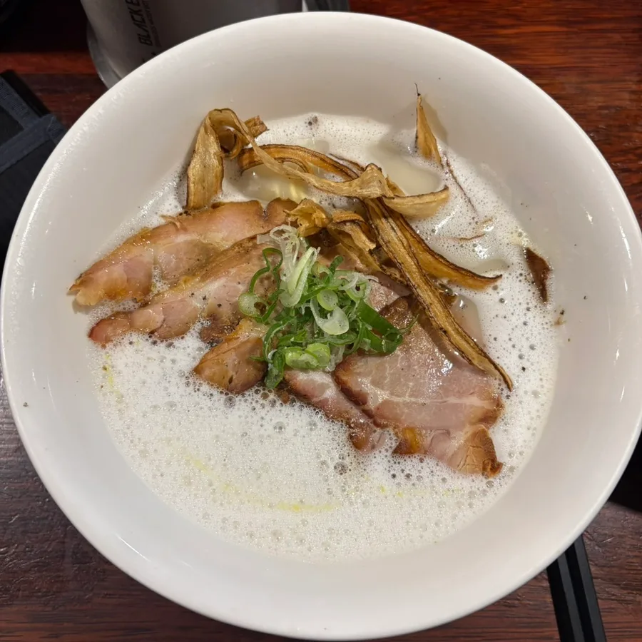 IRIE RAMEN — チャーシューと揚げごぼうのラーメン
