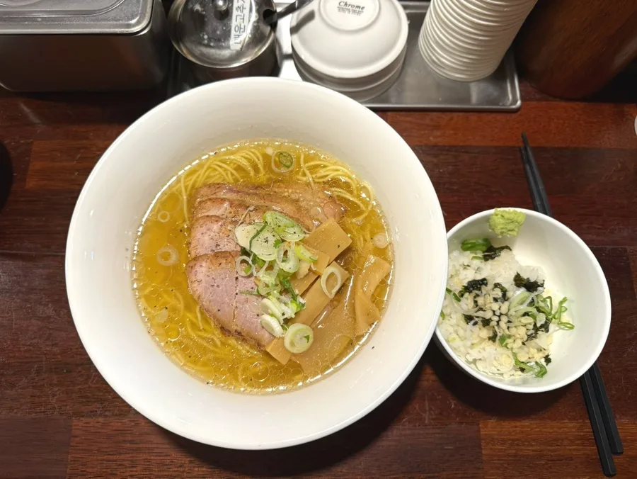 澄んだ鯛だしラーメンとわさびご飯
