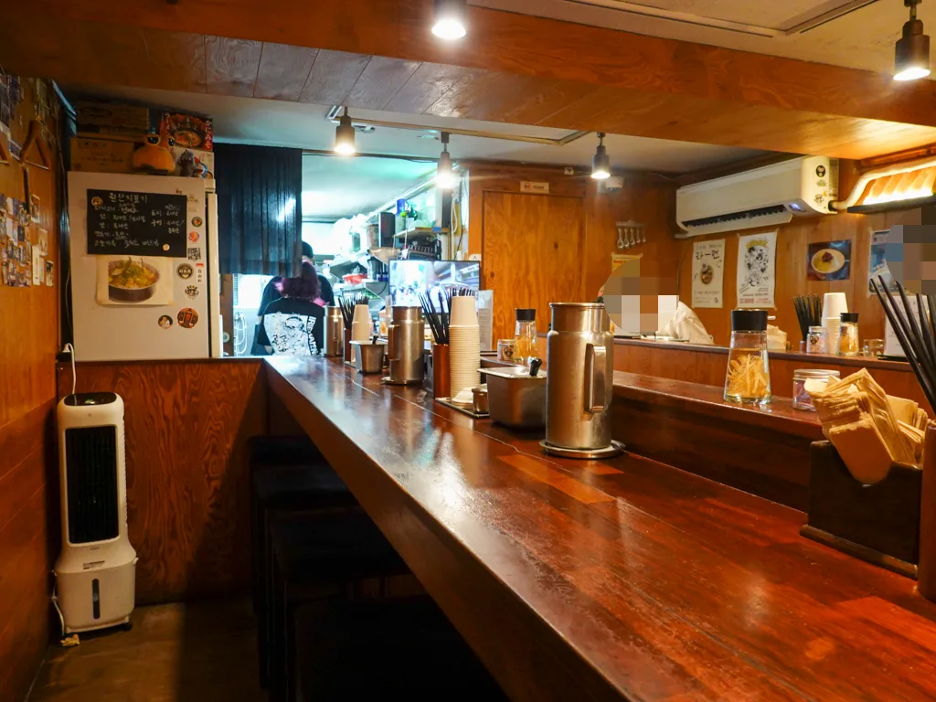 IRIE RAMEN — 木目のカウンター席