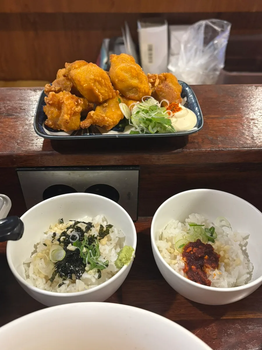 鶏の唐揚げと、わさびご飯・唐辛子油ご飯